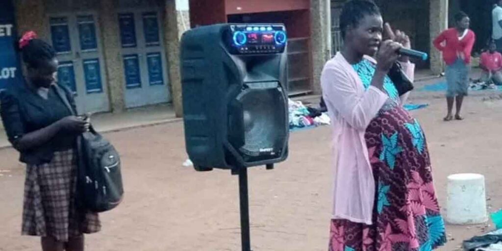 Embarazadas predican en las calles de Uganda