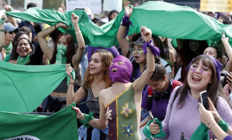 México: Cambian bandera por bandera del aborto en el Congreso de Quinta Roo