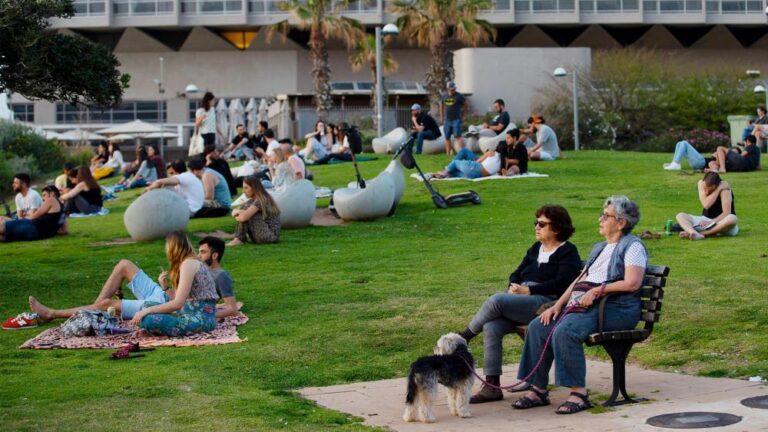 Israel:  sin máscara por primera vez en más de un año