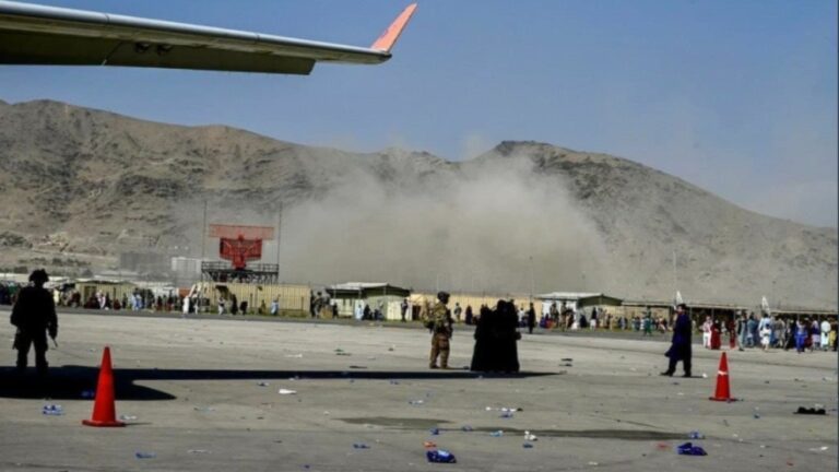Afganistán : 13 víctimas fatales en la explosión fuera del aeropuerto de Kabul