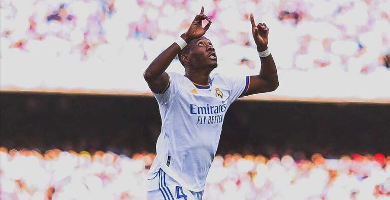 España: David Alaba, el futbolista que lee la Biblia y señala al cielo