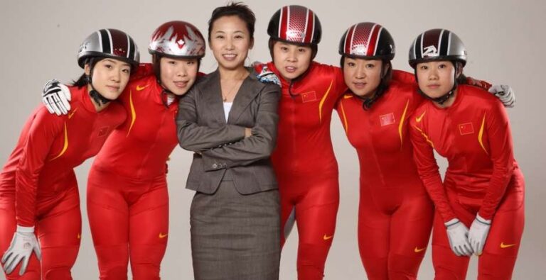 Entrenadora china de patinaje en hielo Li Yan ,  lidera a su equipo con la Biblia como referencia
