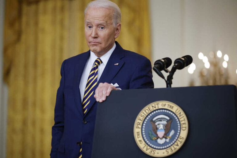 Biden está usando a 55 agencias para rastrear a no vacunados por motivos religiosos
