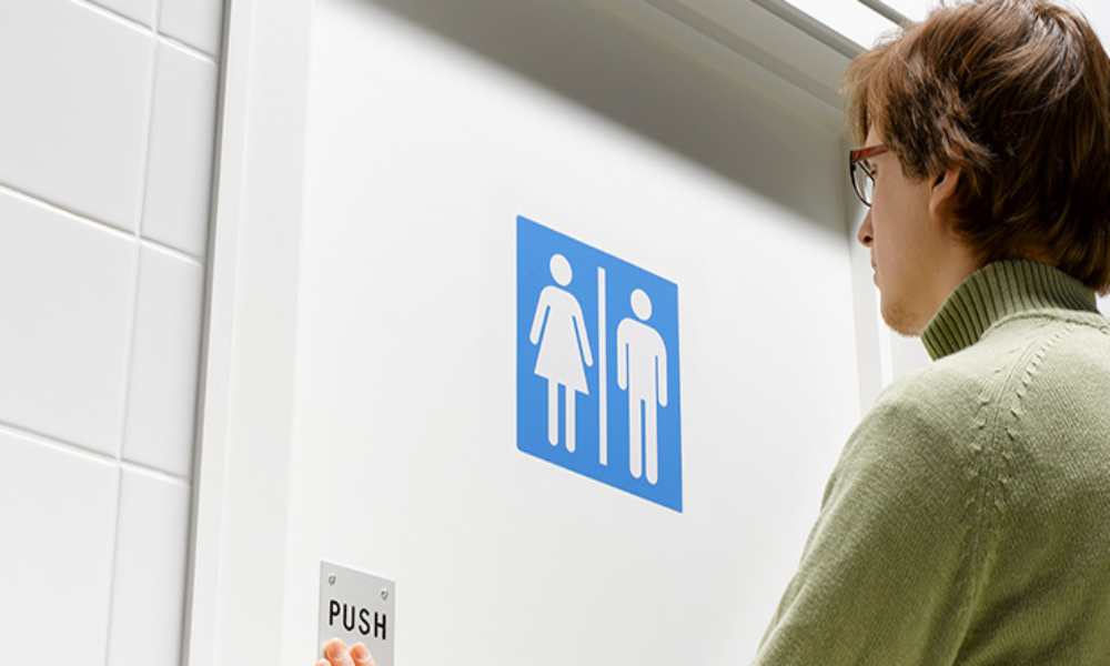 Biden amenaza con quitar almuerzos a escuelas si no permiten baños transgéneros