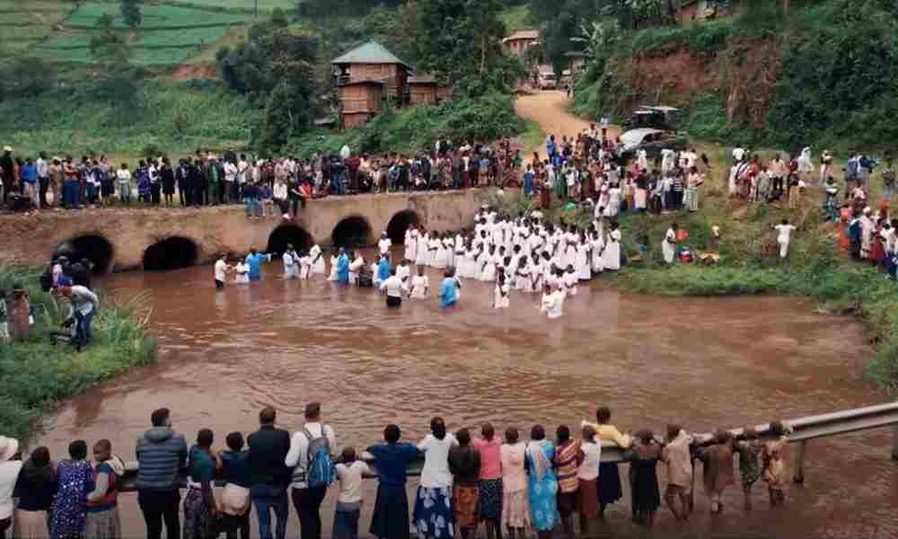 Más de 200 personas de tribu en Uganda reciben a Cristo y se bautizan
