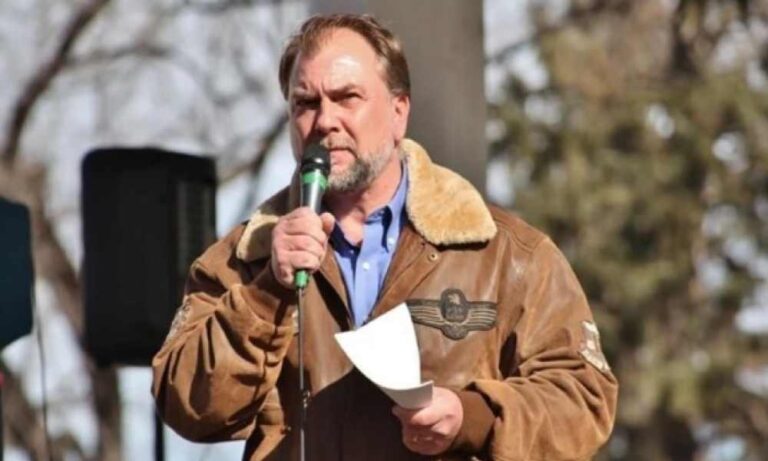 Pastor gana batalla judicial tras luchar contra restricciones al culto